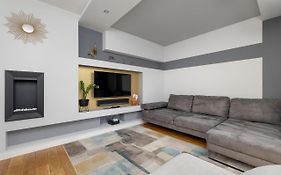 Excellent Krakow Apartment With Parking & Balcony By Noclegi Renters